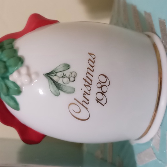 NEW AVON 1989 PORCELAIN CHRISTMAS BELL - Picture 3 of 11
